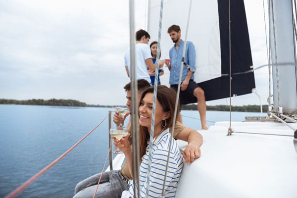 amigos en un cumpleaños en el barco
