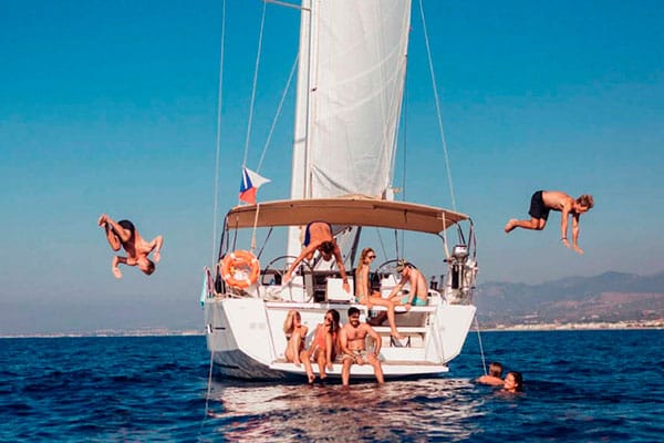 Amigos en fiesta en un barco