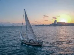 Descubra Barcelona: Experiencias y tours privados en velero (2025)