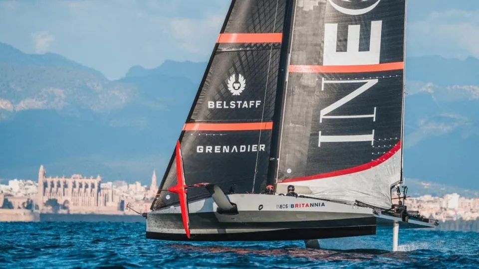 Barco INEOS Britannia para la Copa América