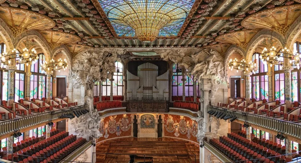 El Palau de la Música Catalana y su fiel admirador