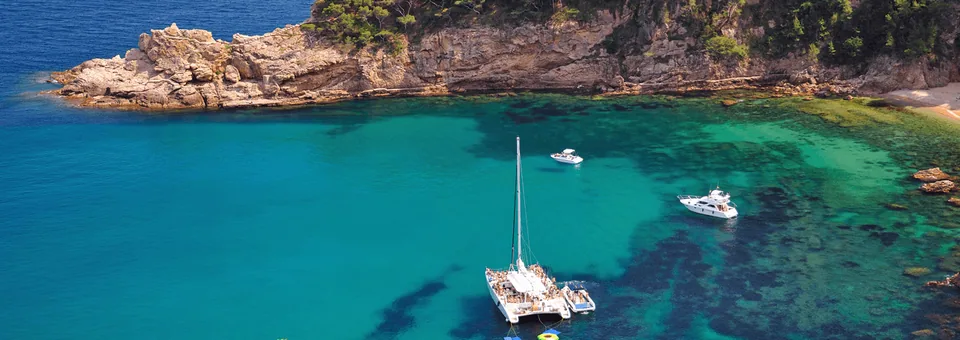 Los mejores tours en velero en Barcelona para disfrutar del Mediterráneo
