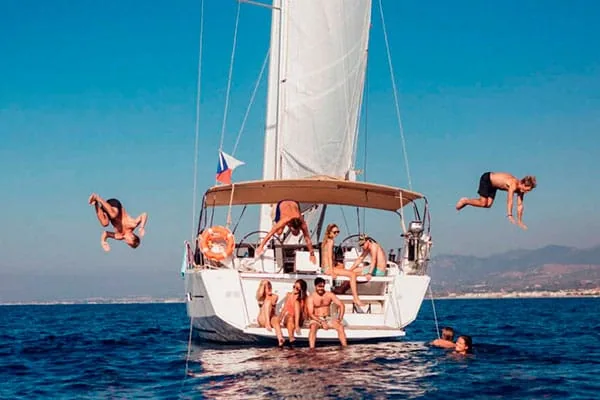 amis en fête sur un bateau